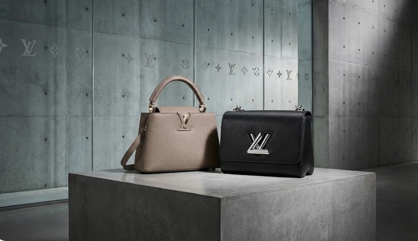 루이비통 컨셉으로 진열된 가방 두개