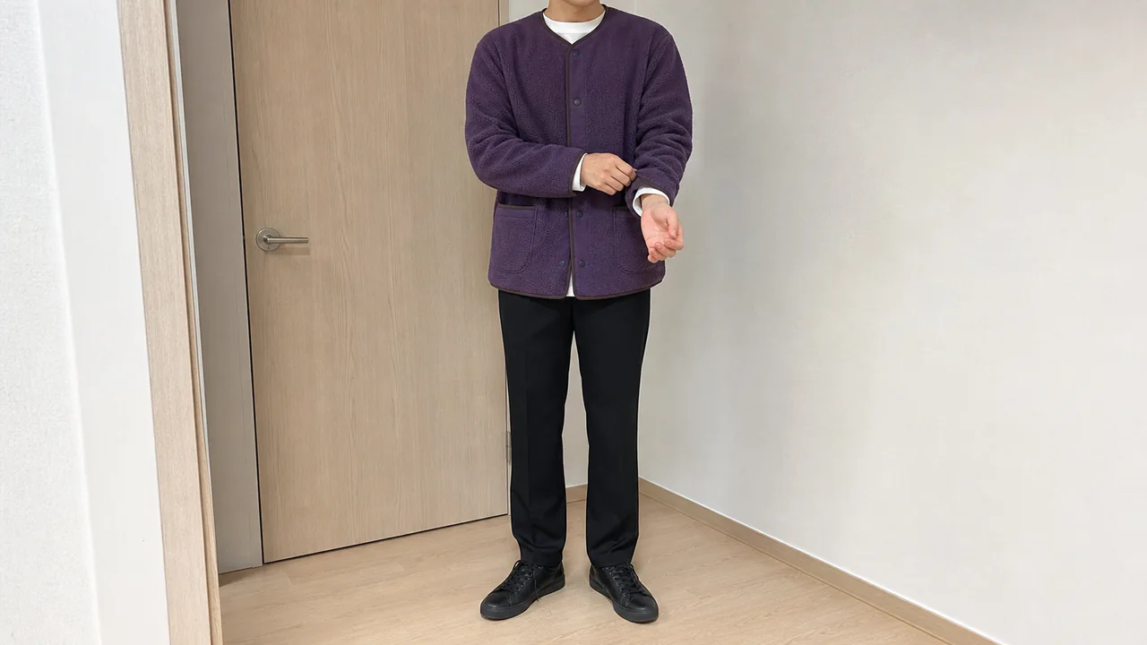 보라색 플리스 가디건 소매를 걷어 흰 이너와 검정 바지의 레이어를 맞추는 모습