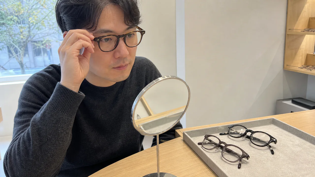 안경점에서 프레임 크기와 피팅을 확인하는 이미지