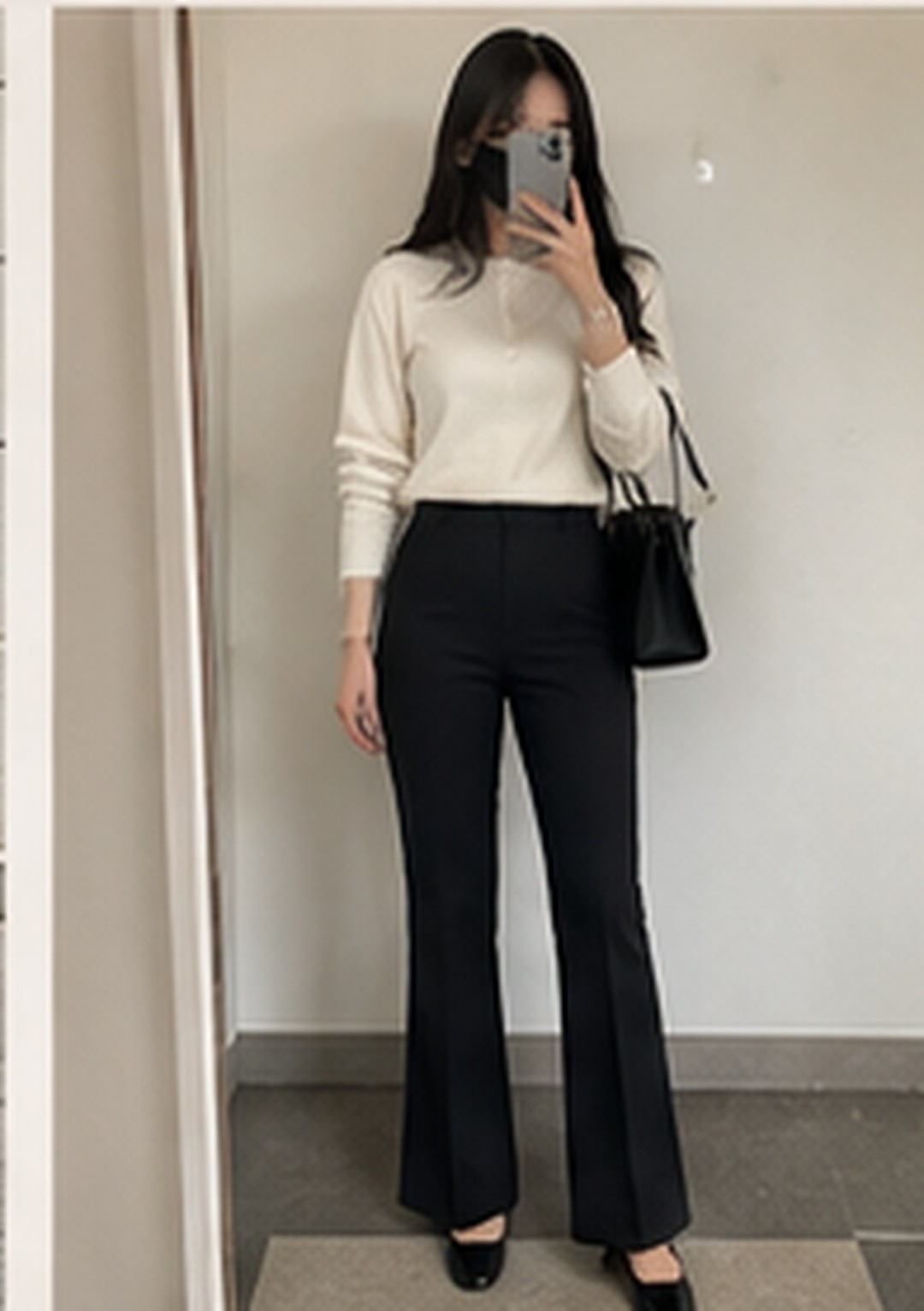 아이보리 상의를 검정 나팔바지 안에 넣어 입은 실내 코디 예시